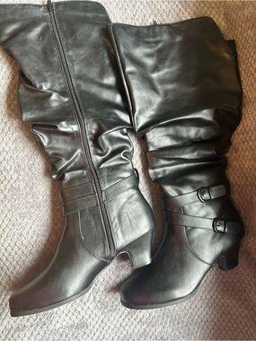 Comfortview 9W Black Knee-High Slouch Boots with Buckle Straps (zip-up)